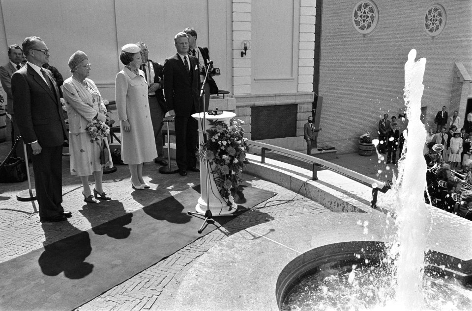 V.l.n.r. Vice-voorzitter dhr. W. Scholten, prinses Juliana en koningin Beatrix, Bestanddeelnr 932-6207