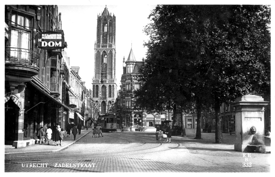 Utrecht Zadelstraat met Gemeentetram nr. 72 op lijn 2
