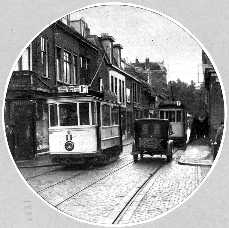 Utrecht Koekoekstraat met Gemeentetram nr. 11 op lijn 1
