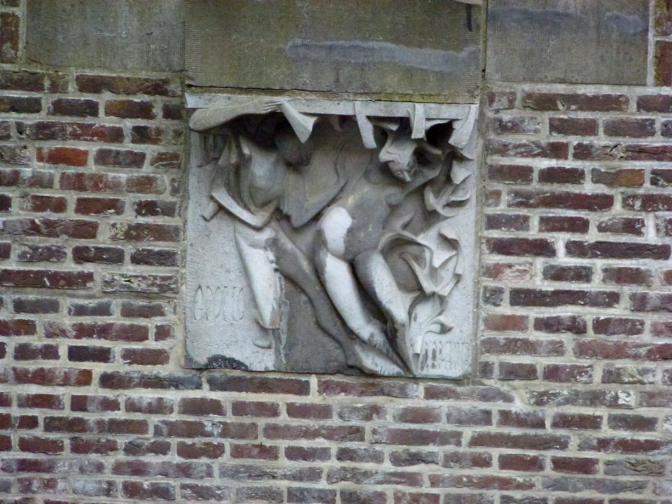 Utrecht werfmuren, Nieuwegracht 32 muursculptuur Apollo en Daphne