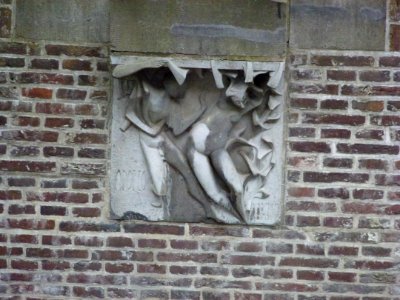 Utrecht werfmuren, Nieuwegracht 32 muursculptuur Apollo en Daphne