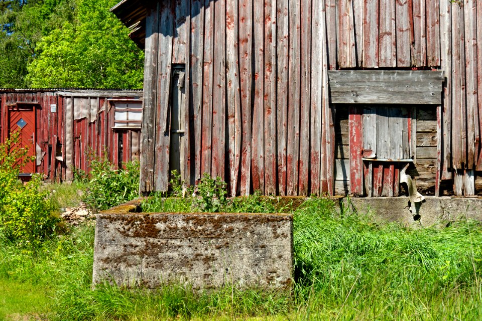 Utility buildings next to north Myrstigen track 3