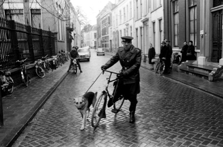 Utrecht Eerste dag behandeling Baarnse moordzaak politieman op een rijwiel met, Bestanddeelnr 914-9666