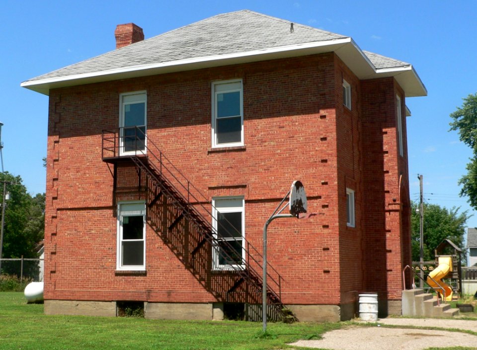 Utica, SD, school from SSE 1