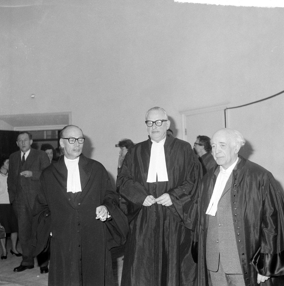 Utrecht. Eerste dag behandeling Baarnse moordzaak de drie verdedigers v.l.n.r.…, Bestanddeelnr 914-9673