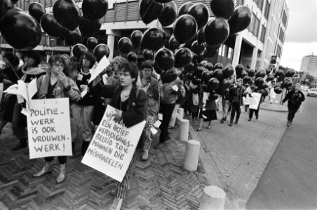 Utrecht, vrouwen doen symbolisch aangifte van vrouwenmishandeling op politiebure, Bestanddeelnr 933-1280