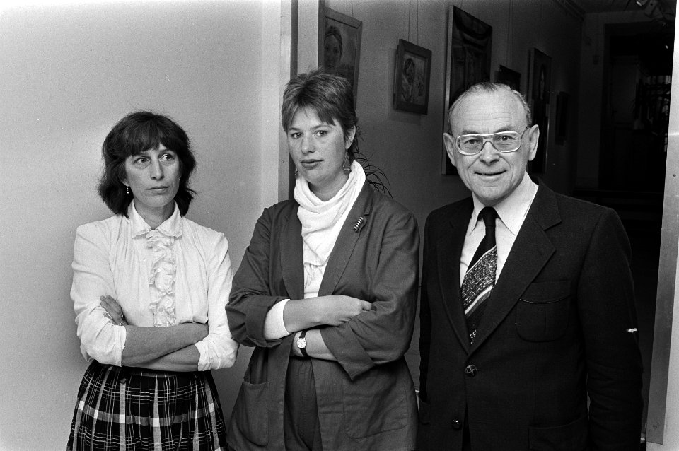V.l.n.r. Els Pelgrom (samenstelster van Het grote luisterboek), Marijke B. Ja…, Bestanddeelnr 931-6977