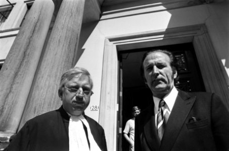 Utrecht. Toni Boltini en diens advocaat mr. L. de Vink (l) op de stoep voor he…, Bestanddeelnr 928-0855