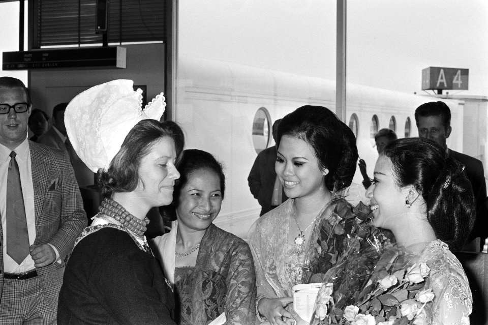 V.l.n.r. een bloemenmeisje, ..., Miss 1969 van Indonesië en Miss Toerisme 1971, Bestanddeelnr 924-6269