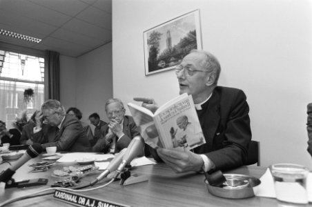 Utrecht, persconferentie over katholiek onderwijs in Nederland kardinaal Simoni, Bestanddeelnr 934-0136
