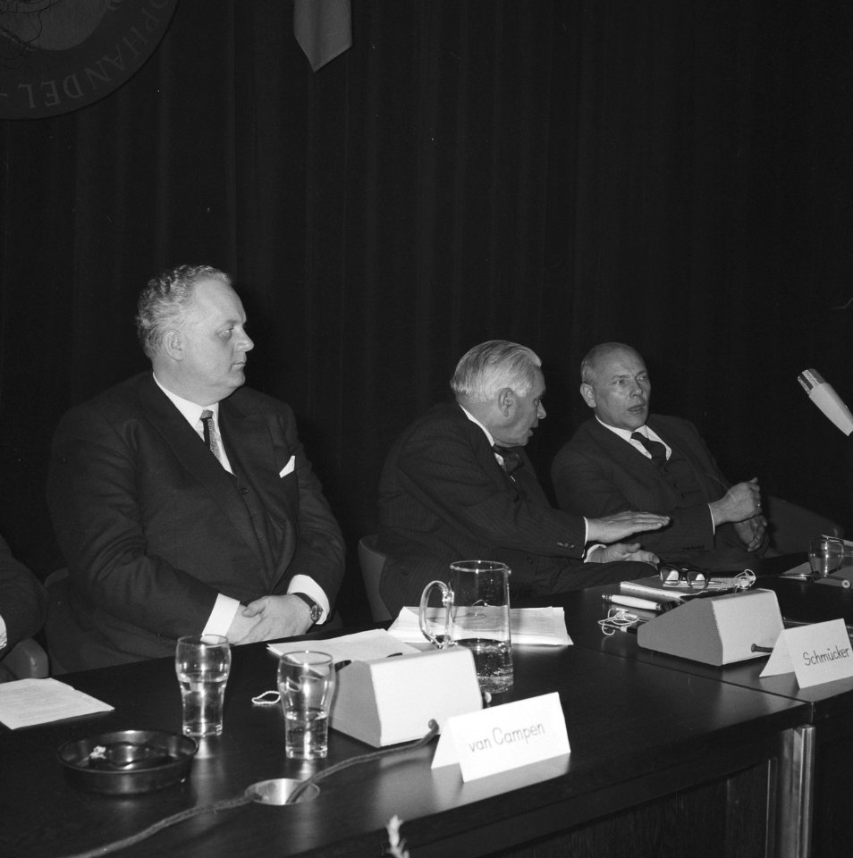 V.l.n.r. Duitse minister voor economie en technologie Schmückler, prof. ir. H.C…, Bestanddeelnr 918-4627