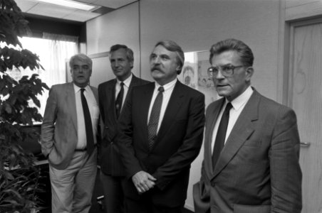 V.l.n.r. Fred Racké, R. de Bakker (veiligheidsadviseur), André van der Louw (voo, Bestanddeelnr 934-4875