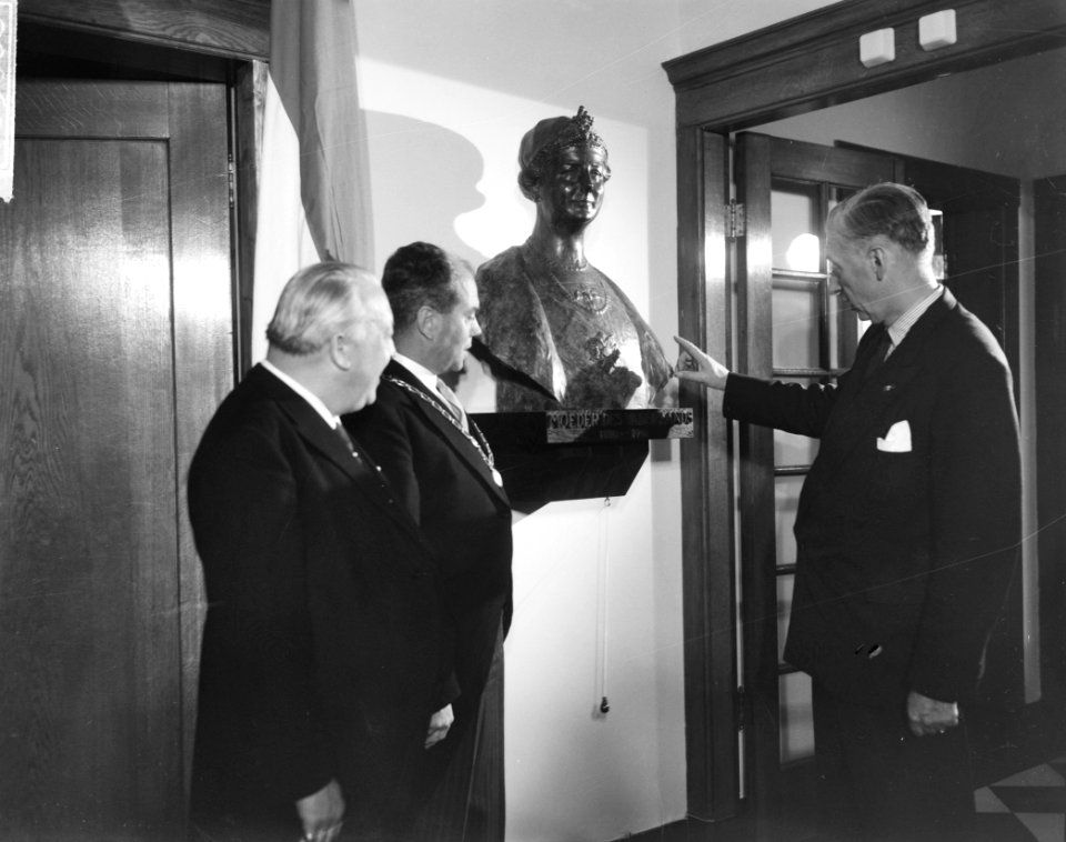 V.l.n.r. H.G.J.M. Drabbe, voorzitter van het comité van aanbieding, burgemeester, Bestanddeelnr 916-3608