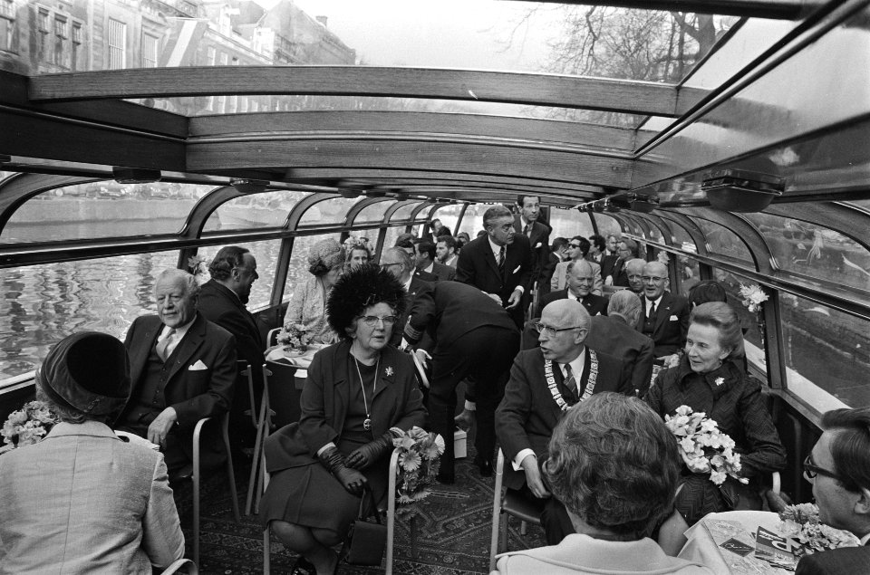 V.l.n.r. gouverneur-genraal Michener, koningin Juliana, burgemeester Samkalden …, Bestanddeelnr 924-4522