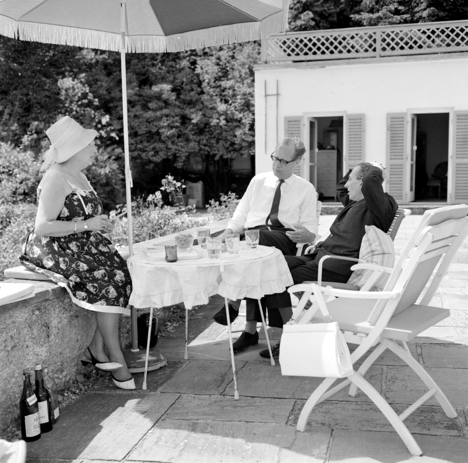 V.l.n.r. Hilde Eschen, Hermann Kreisselmeier en Walter Mehring zittend op een te, Bestanddeelnr 254-5036