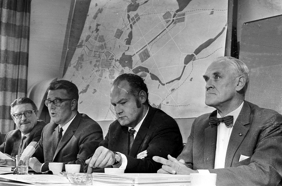 V.l.n.r. ir. J.A. de Gier, wethouder De Wit, dhr. Mastenbroek en ir. A. van Wal, Bestanddeelnr 919-5112