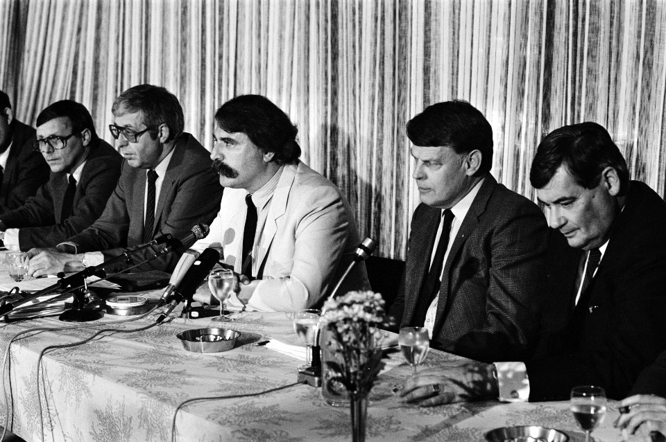 V.l.n.r. Jacques Hogewoning (secretaris), André van der Louw (voorzitter), Henk , Bestanddeelnr 932-5995