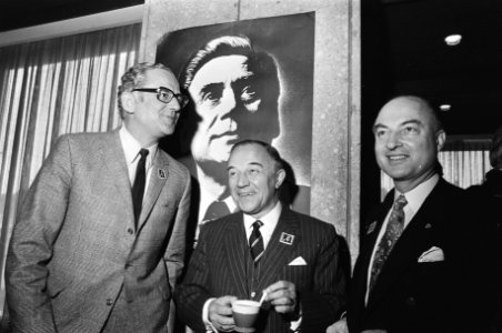 V.l.n.r. Fons van der Stee, premier Piet de Jong en Norbert Schmelzer, Bestanddeelnr 924-3986