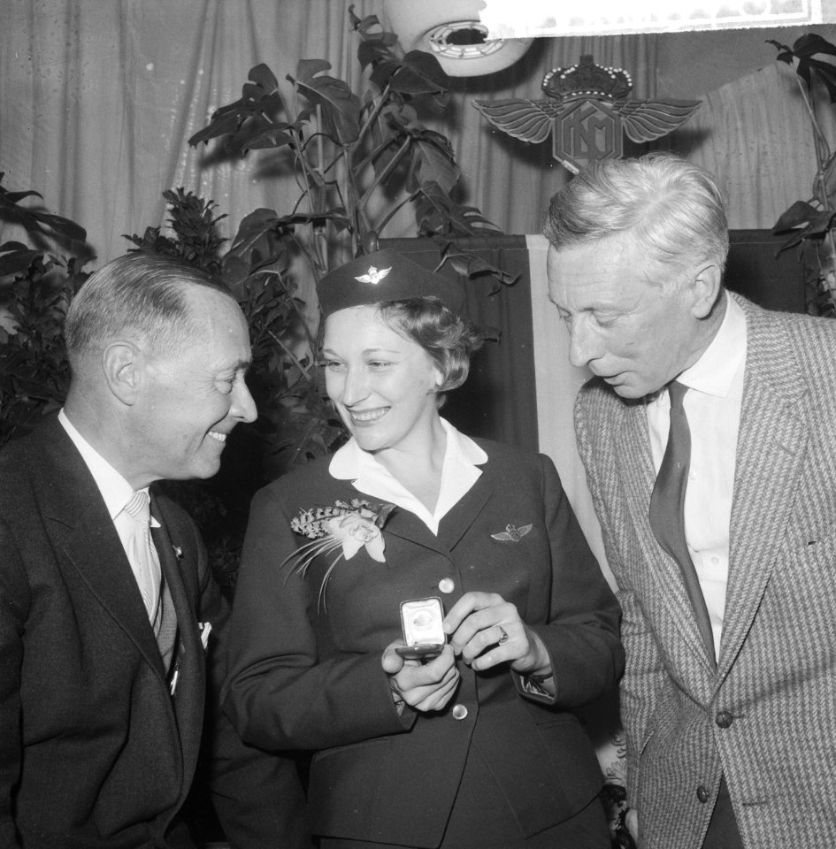 V.l.n.r. J.A. Aler, stewardess E.A. Viruly en haar vader oud-gezagvoerder A. Vir, Bestanddeelnr 911-6578