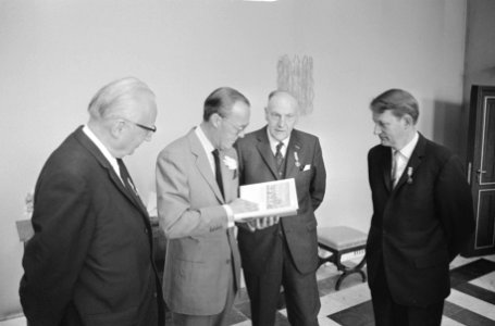 V.l.n.r. F.C. Wieder, prins Bernhard, J. Posch en C. Hoek, Bestanddeelnr 924-6770