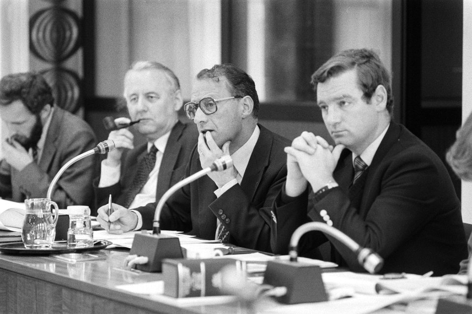 V.l.n.r. een ambtenaar met pijp, minister Ton van Trier en voorzitter Dick Dees , Bestanddeelnr 931-2985