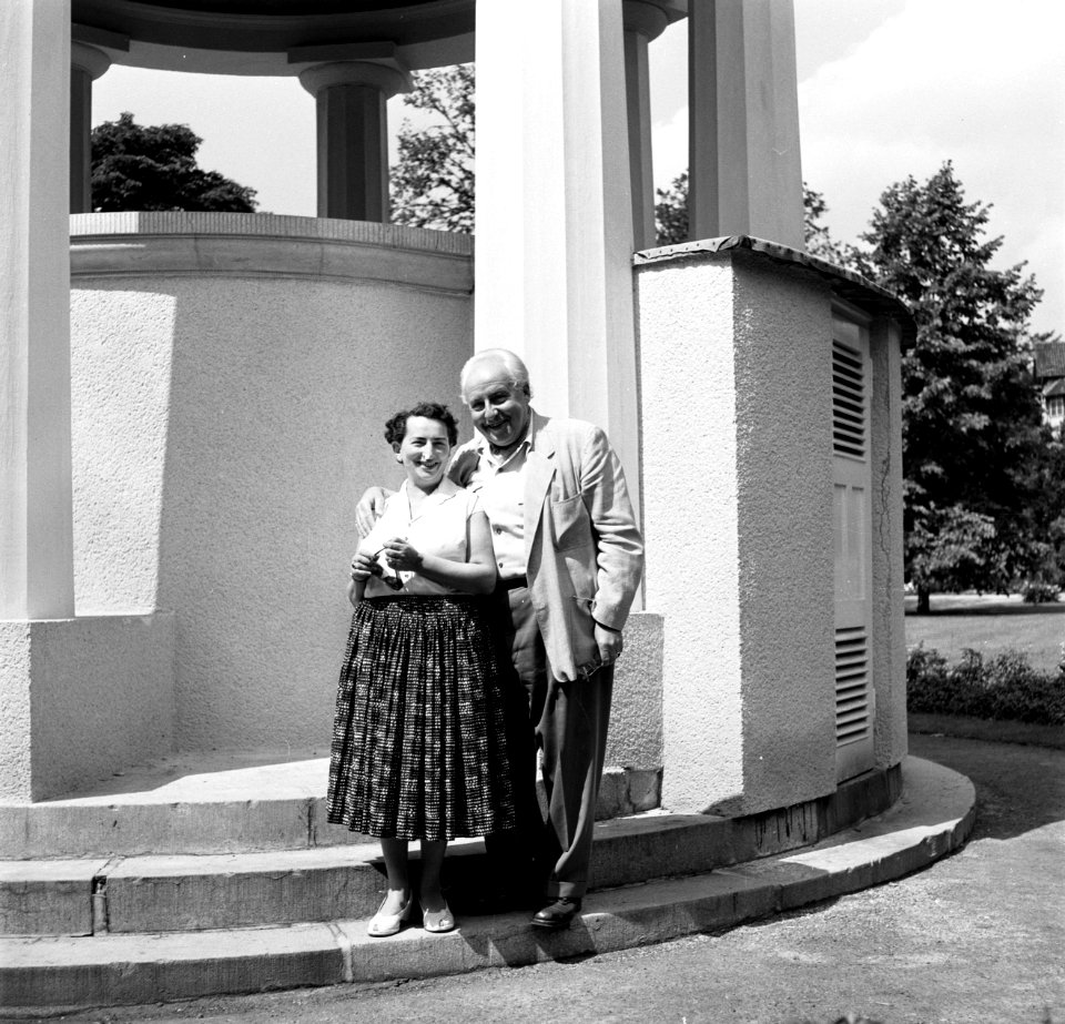 V.l.n.r. Hilde Eschen en Willem van de Poll bij de tempel boven de Leopolds-bron, Bestanddeelnr 254-3411