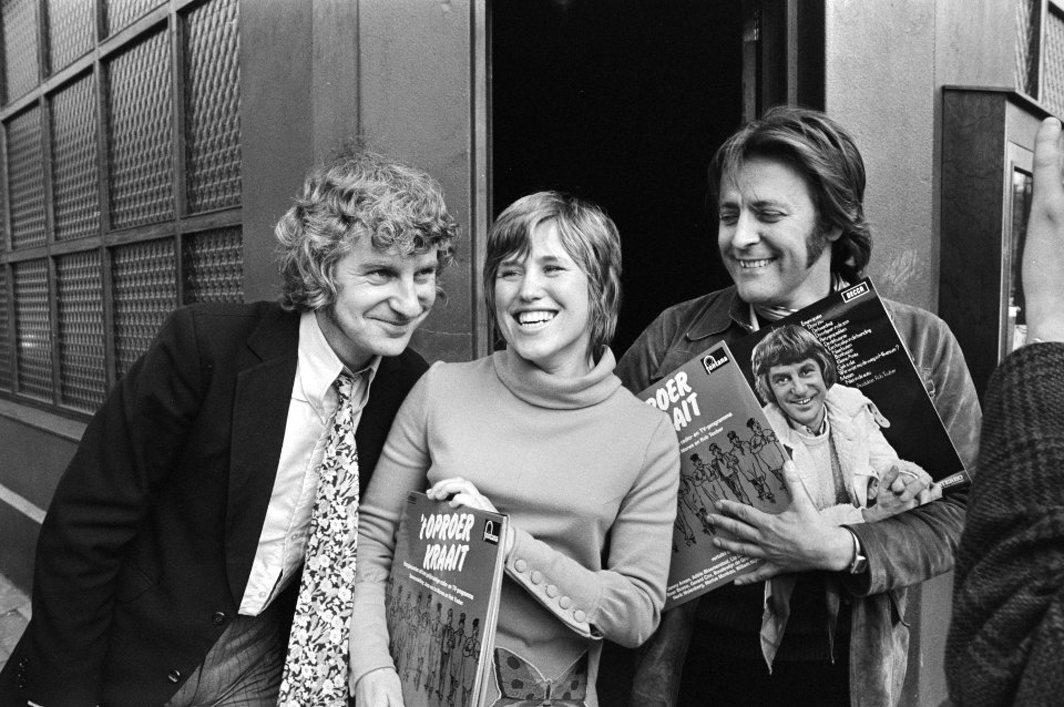 V.l.n.r. Gerard Cox, Jenny Arean en Rob Touber, geheel rechts de arm van Jaap v…, Bestanddeelnr 924-4055