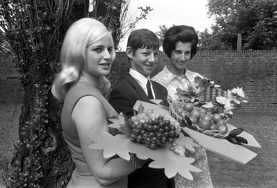 V.l.n.r. Ellen bouwmeester (druivenprinses), Wil Scholtens (tomatenjonker) en He, Bestanddeelnr 922-5923