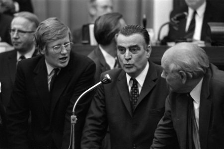 V.l.n.r. fractievoorzitters Hans Wiegel (VVD), Jan Berger (DS'70) en Joop den Uy, Bestanddeelnr 925-6857