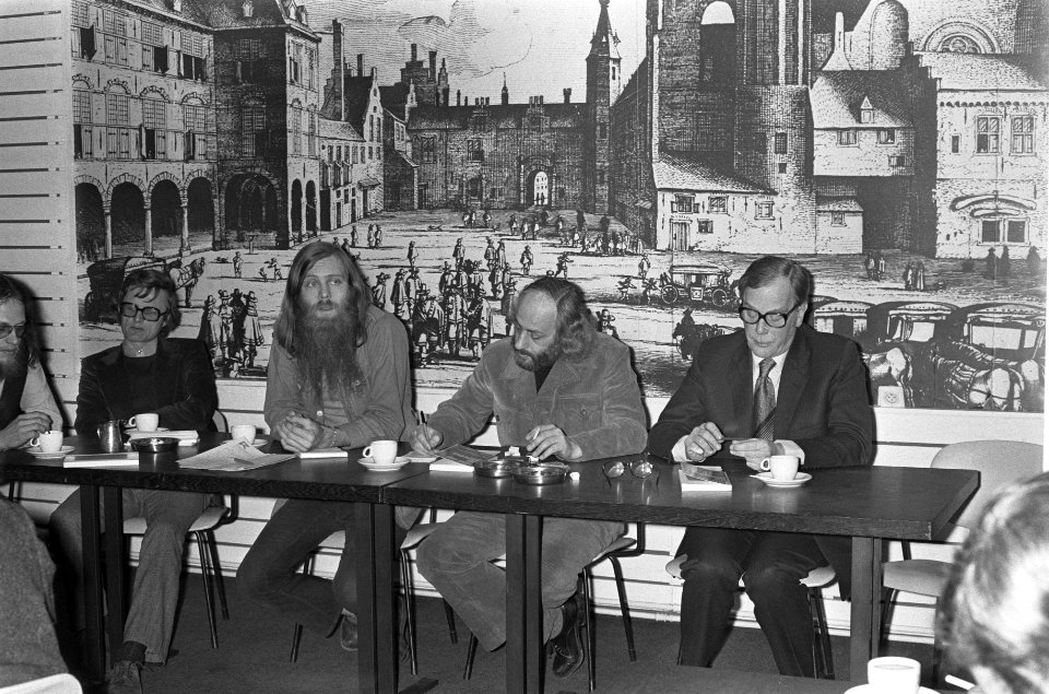 V.l.n.r. een onbekende aanwezige, Fokke Goudwaard, Leo Jansen en minister Trip, Bestanddeelnr 927-0334