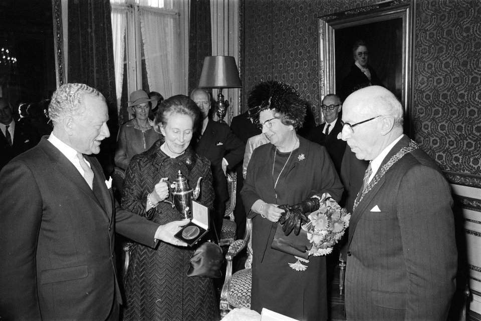 V.l.n.r. gouverneur-generaal Michener, Norah Michener (beiden met geschenken), …, Bestanddeelnr 924-4518