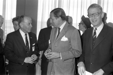 V.l.n.r. Luitenant Generaal B. J. Wolff b.d. , prins Claus en Minister Udink, Bestanddeelnr 925-5552