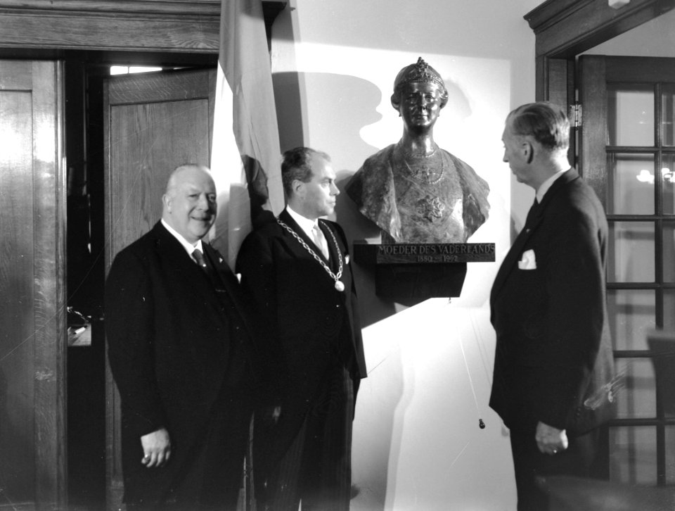 V.l.n.r. H.G.J.M. Drabbe, voorzitter van het comité van aanbieding, burgemeester, Bestanddeelnr 916-3607