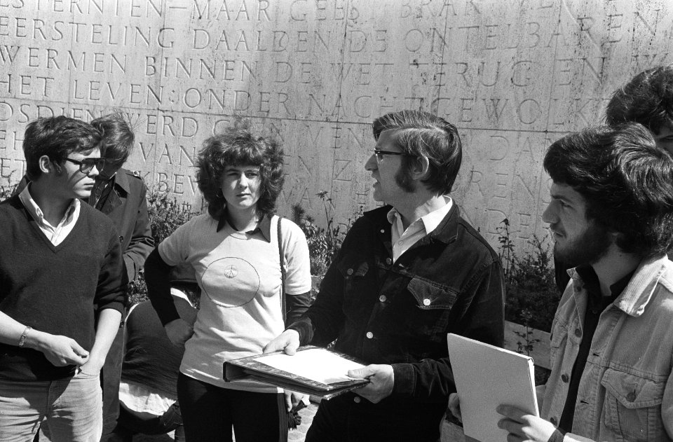V.l.n.r. Mary Schooneveld, Fries de Vries en Jurriaan Fransman (deels zichtbaar…, Bestanddeelnr 924-5100