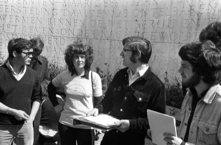 V.l.n.r. Mary Schooneveld, Fries de Vries en Jurriaan Fransman (deels zichtbaar…, Bestanddeelnr 924-5100