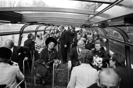 V.l.n.r. gouverneur-genraal Michener, koningin Juliana, burgemeester Samkalden …, Bestanddeelnr 924-4523
