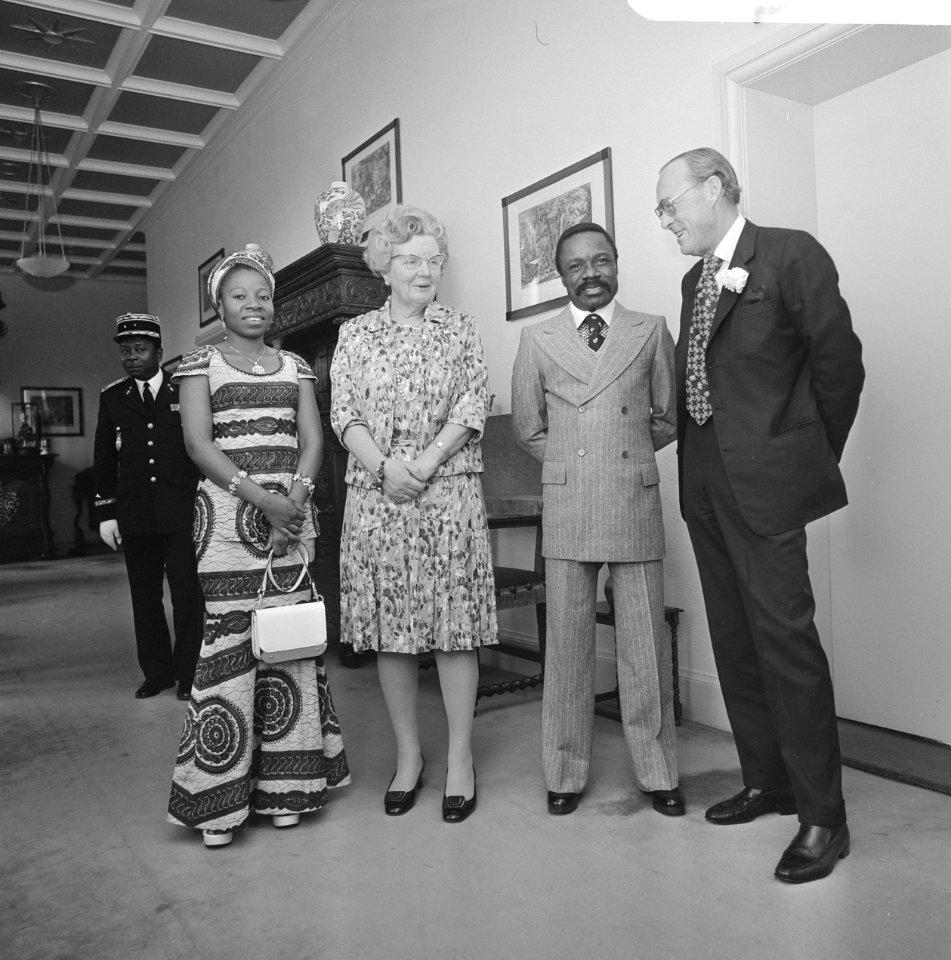 V.l.n.r. mevrouw Bongo, koningin Juliana, president Bongo en prins Bernhard, Bestanddeelnr 926-4082