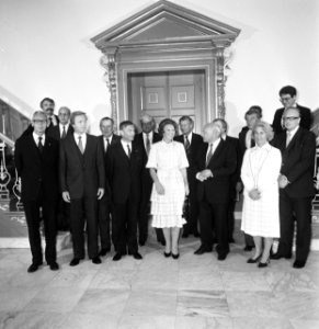 V.l.n.r. Max van der Stoel (PvdA), JanTerlouw (D66), Dries van Agt (CDA), koning, Bestanddeelnr 931-6739