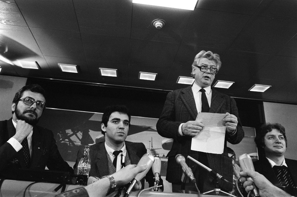 V.l.n.r. Lurena, Garri Kasparov, Rolf Littorin (voorzitter Europese Schaakunie) , Bestanddeelnr 933-5223