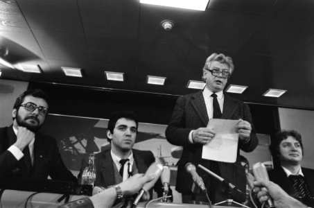 V.l.n.r. Lurena, Garri Kasparov, Rolf Littorin (voorzitter Europese Schaakunie) , Bestanddeelnr 933-5223