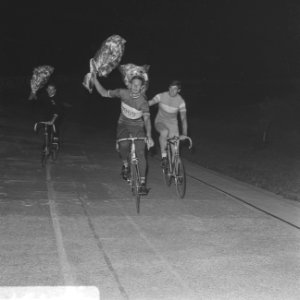 V.l.n.r. Joop Zoetemelk, Piet Hoekstra (1e), Leo v. d. Ruit (ereronde achtervolg, Bestanddeelnr 922-6757