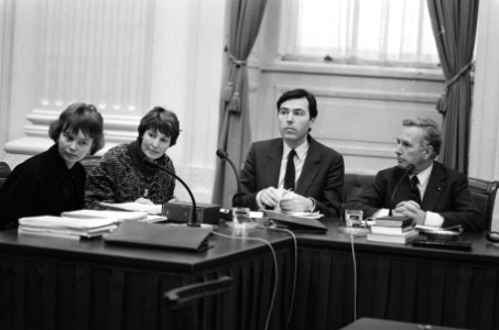 V.l.n.r. J. de Boer, mevr. Wessel-Tuinstra , Minister Brinkman, Minister Korthal, Bestanddeelnr 933-5704