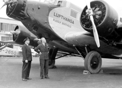 V.l.n.r. een piloot en Harry Laponder bij de Junkers JU-523m D-2624 Rudolf Bert, Bestanddeelnr 189-1359