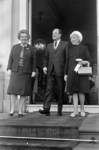 V.l.n.r. koningin Juliana, vice president Humphrey en diens echtgenote, Bestanddeelnr 920-1873