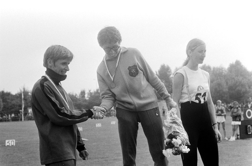 V.l.n.r. Ilja Keizer Laman, Maria Gommers en A. De Lange (prijsuitrijking 800 m , Bestanddeelnr 922-6816