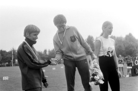 V.l.n.r. Ilja Keizer Laman, Maria Gommers en A. De Lange (prijsuitrijking 800 m , Bestanddeelnr 922-6816