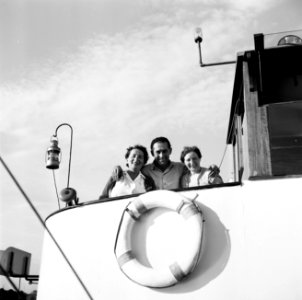 V.l.n.r. Hilde Eschen, schipper Willem van Geijn en zijn vrouw aan boord van de , Bestanddeelnr 254-1778