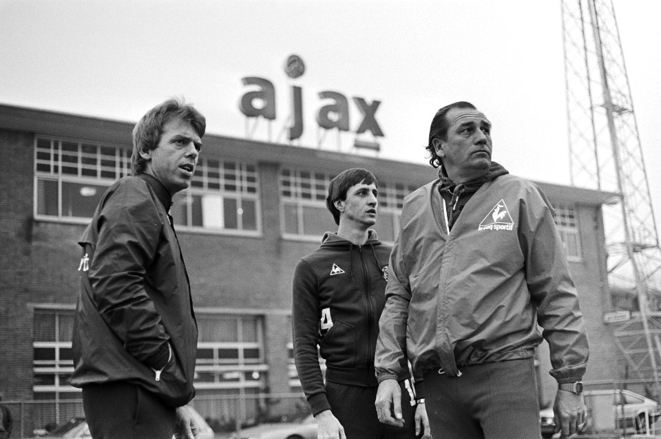 V.l.n.r. Leo Beenhakker , Johan Cruijff en Bob Haarms tijdens een training van A, Bestanddeelnr 931-2932