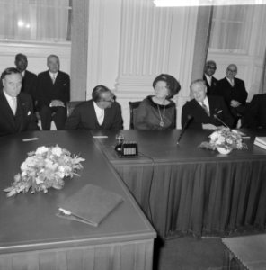 V.l.n.r. Jan Bommer, koningin Juliana en Frans-Joseph van Thiel, Bestanddeelnr 915-9261