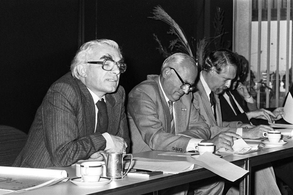 V.l.n.r. G. de Klerk (vicevoorzitter), burgemeester Polak (voorzitter), C.M. G…, Bestanddeelnr 930-4804
